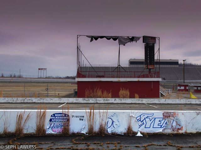 Заброшенный трек разбитых воспоминаний NASCAR